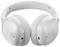 Białe, bezprzewodowe słuchawki nauszne z zaokrąglonymi muszlami, przyciskami sterującymi, gniazdem ładowania i mikrofonem, sfotografowane z boku.
