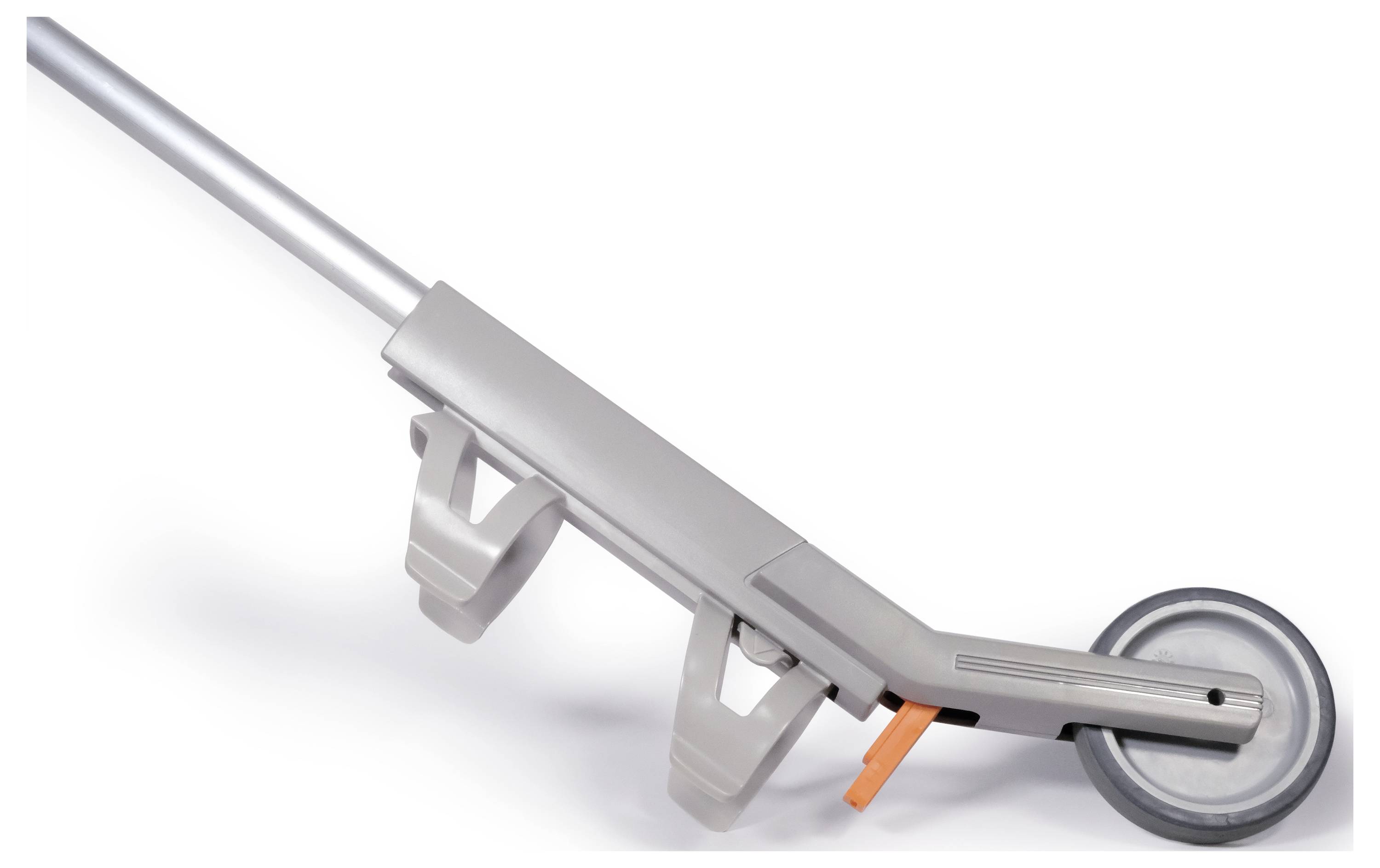 Szara taczka z jednym kołem i dwoma uchwytami. Jest ustawiona skośnie i służy do transportu ciężkich przedmiotów.