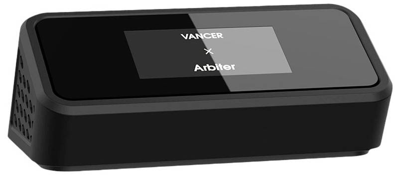 Czarny, prostokątny elektroniczny przyrząd z wyświetlaczem, na którym widnieje napis 'Vancer x Arbiter'.
