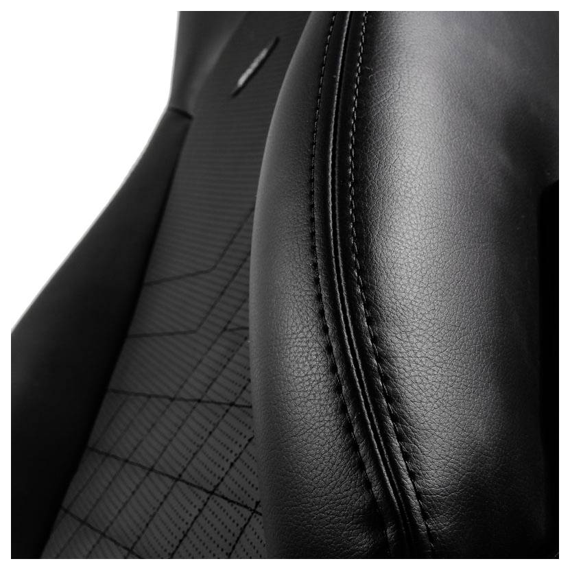 Zbliżenie czarnego fotela samochodowego z pikowanym materiałem przypominającym skórę i delikatnymi szwami. Fokus spoczywa na strukturze.