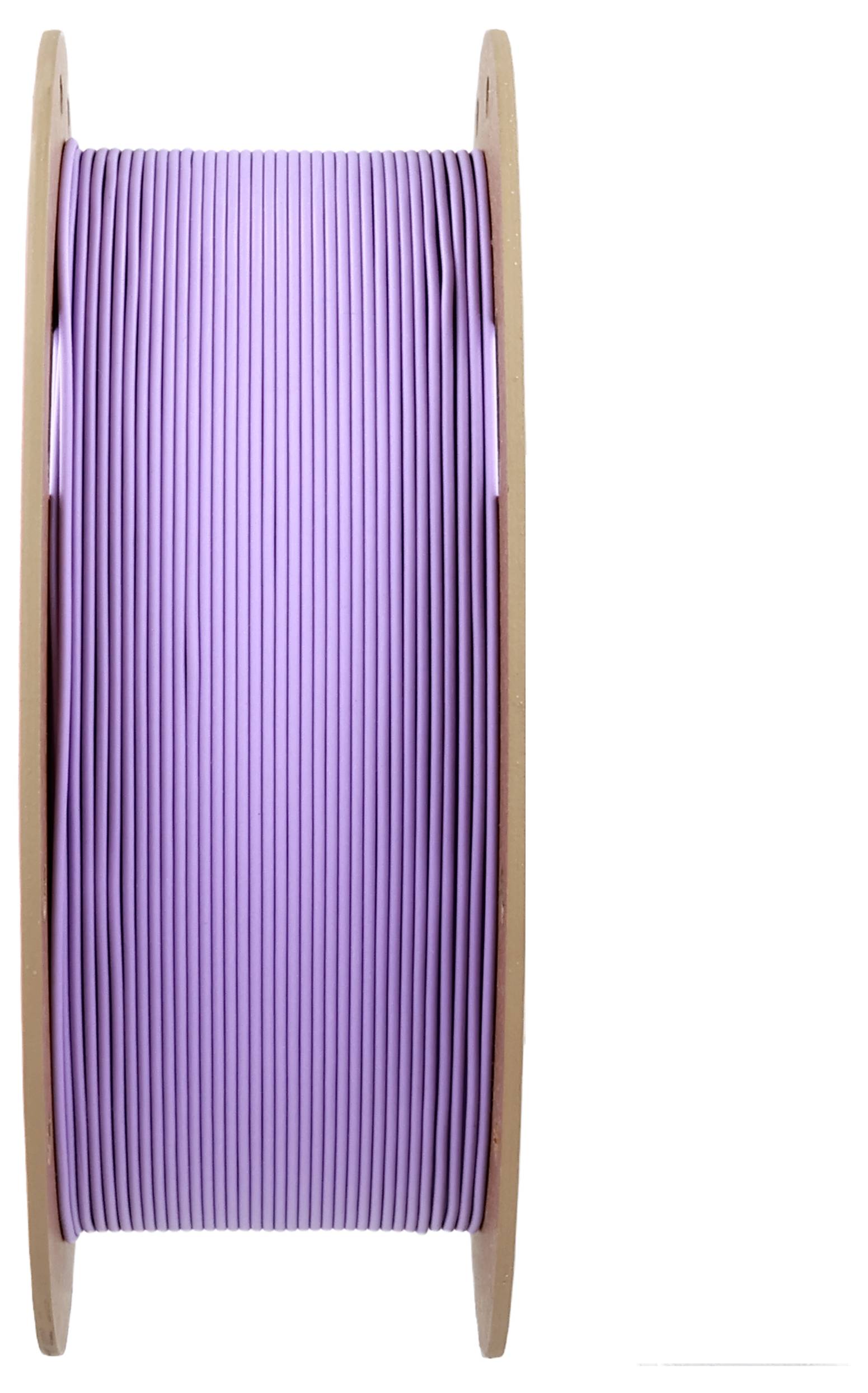 Drewniana szpula z nawinięty fioletowym kablem plastikowym, ustawiona pionowo.