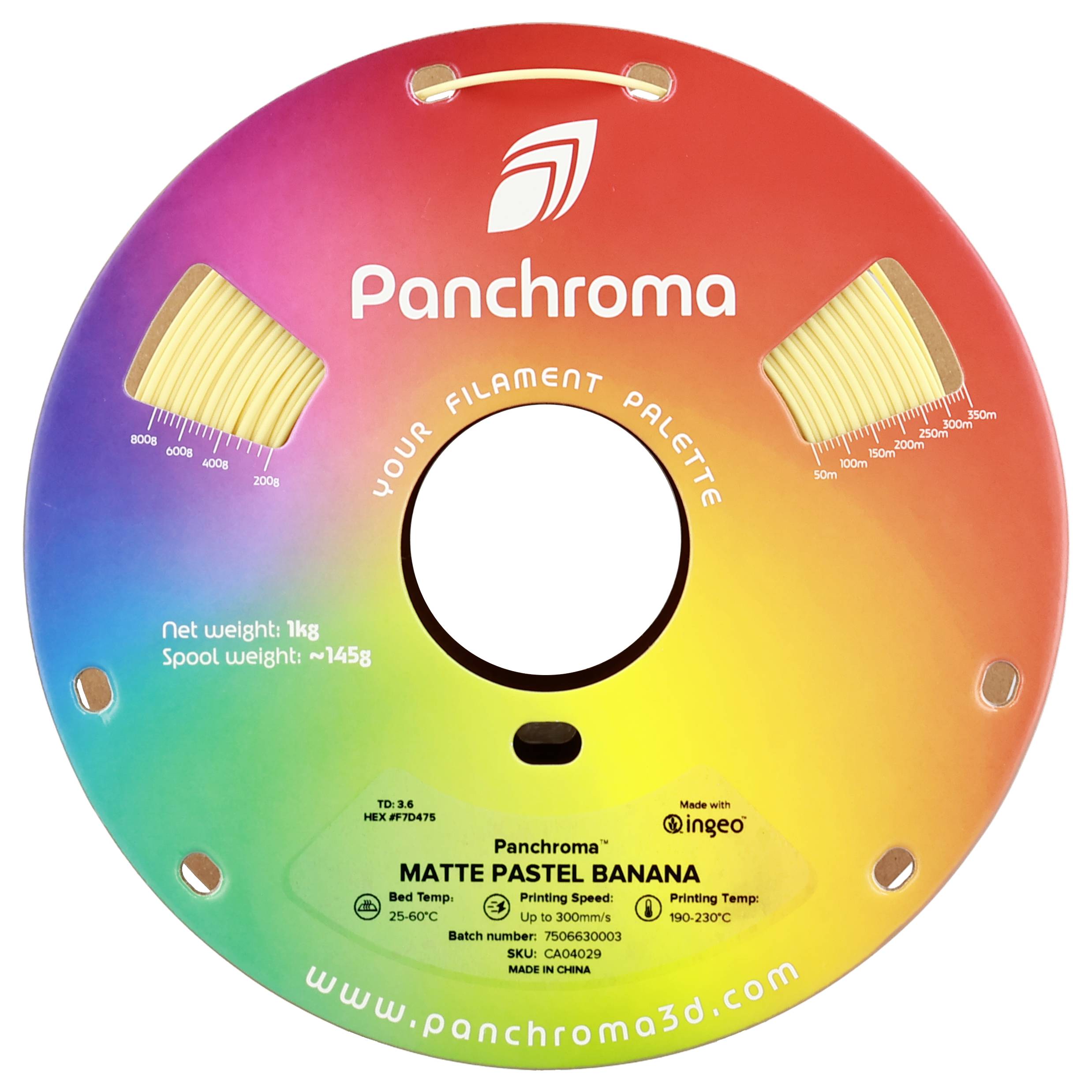 Kolorowa rolka filamentu marki 'Panchroma', przedstawiająca kilka przejść kolorystycznych. Napis: 'Matte Pastel Banana', waga netto 1kg, szpulka ~145g.