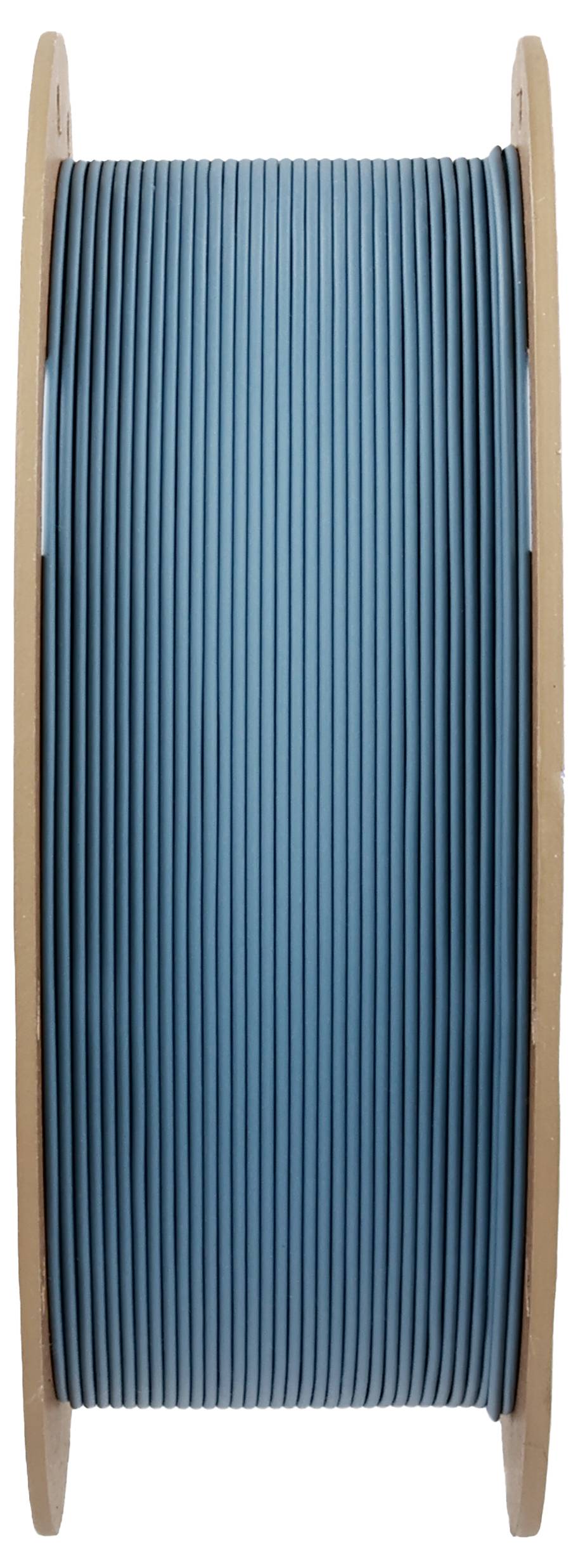 Duża niebieska szpula z mocno nawiniętym kablem, stojąca bokiem.