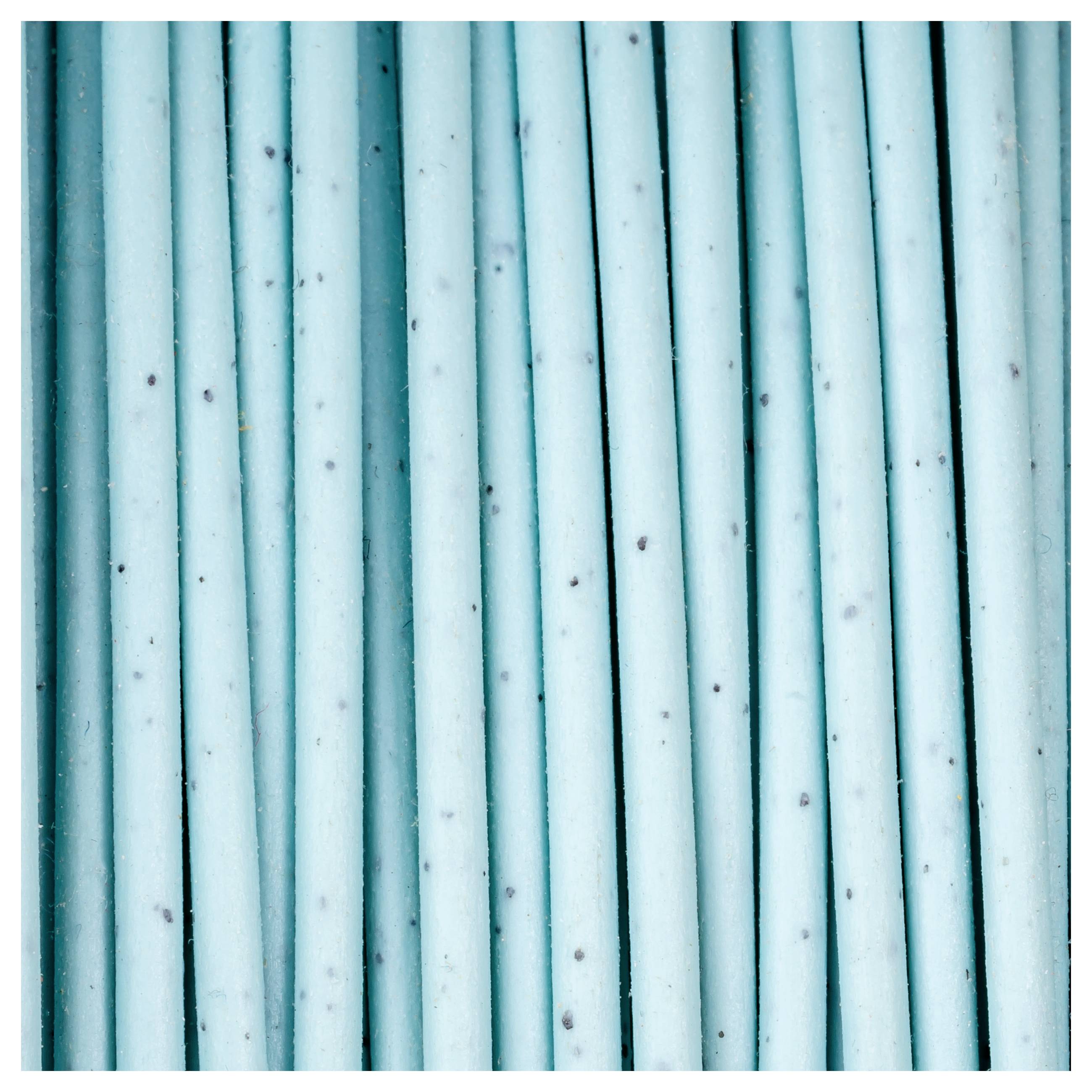 Niebieskie długie makaron, leżący ciasno obok siebie.