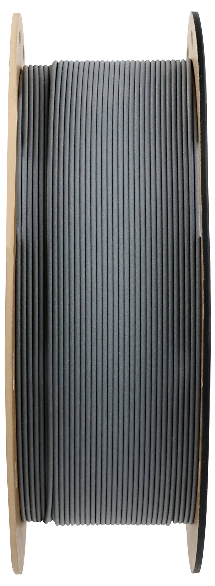 Szpula z ciemnoszarym filamentem do drukarki 3D, nawinięta na pionowej drewnianej ramie.