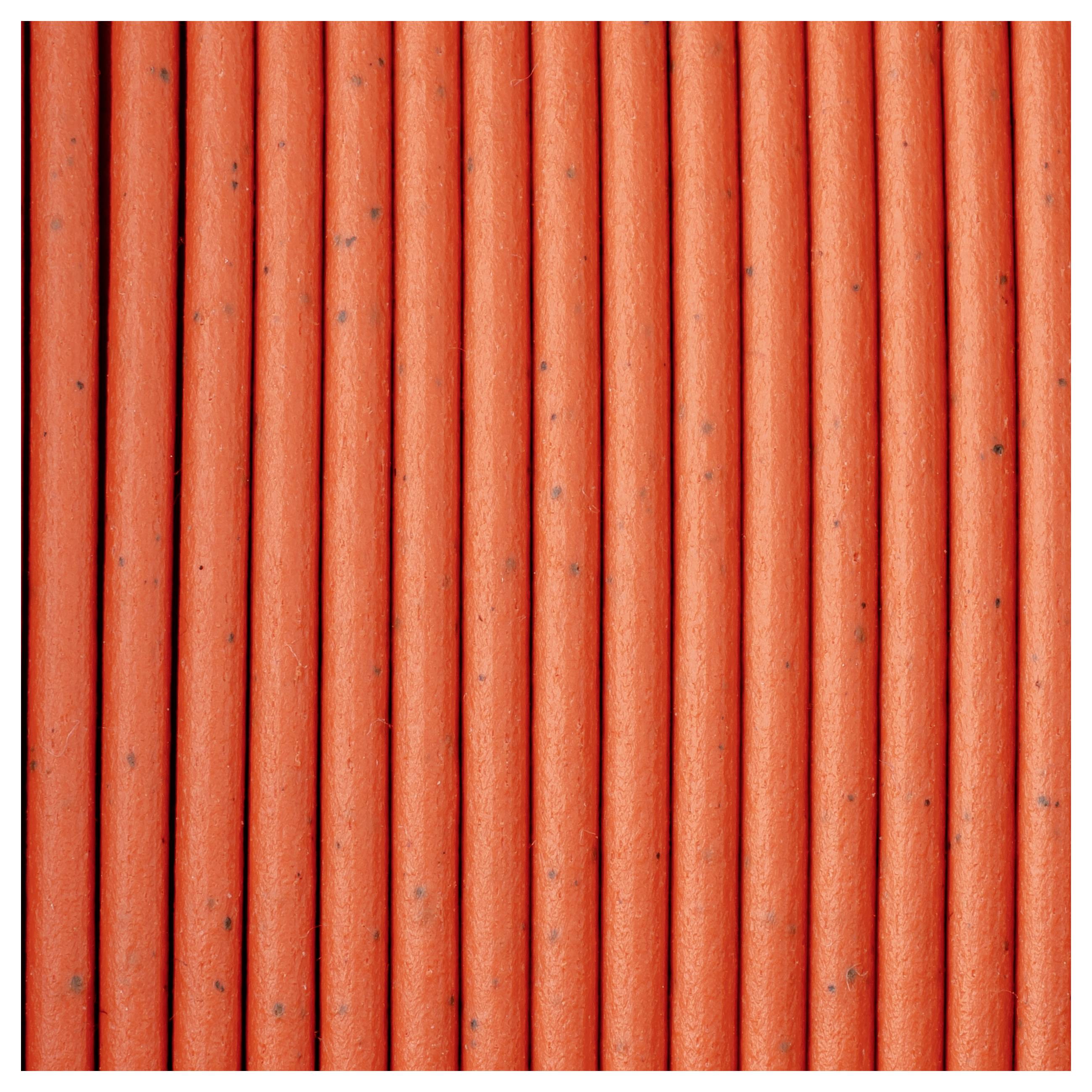 Pomarańczowe, równoległe paski tworzą strukturalny wzór.