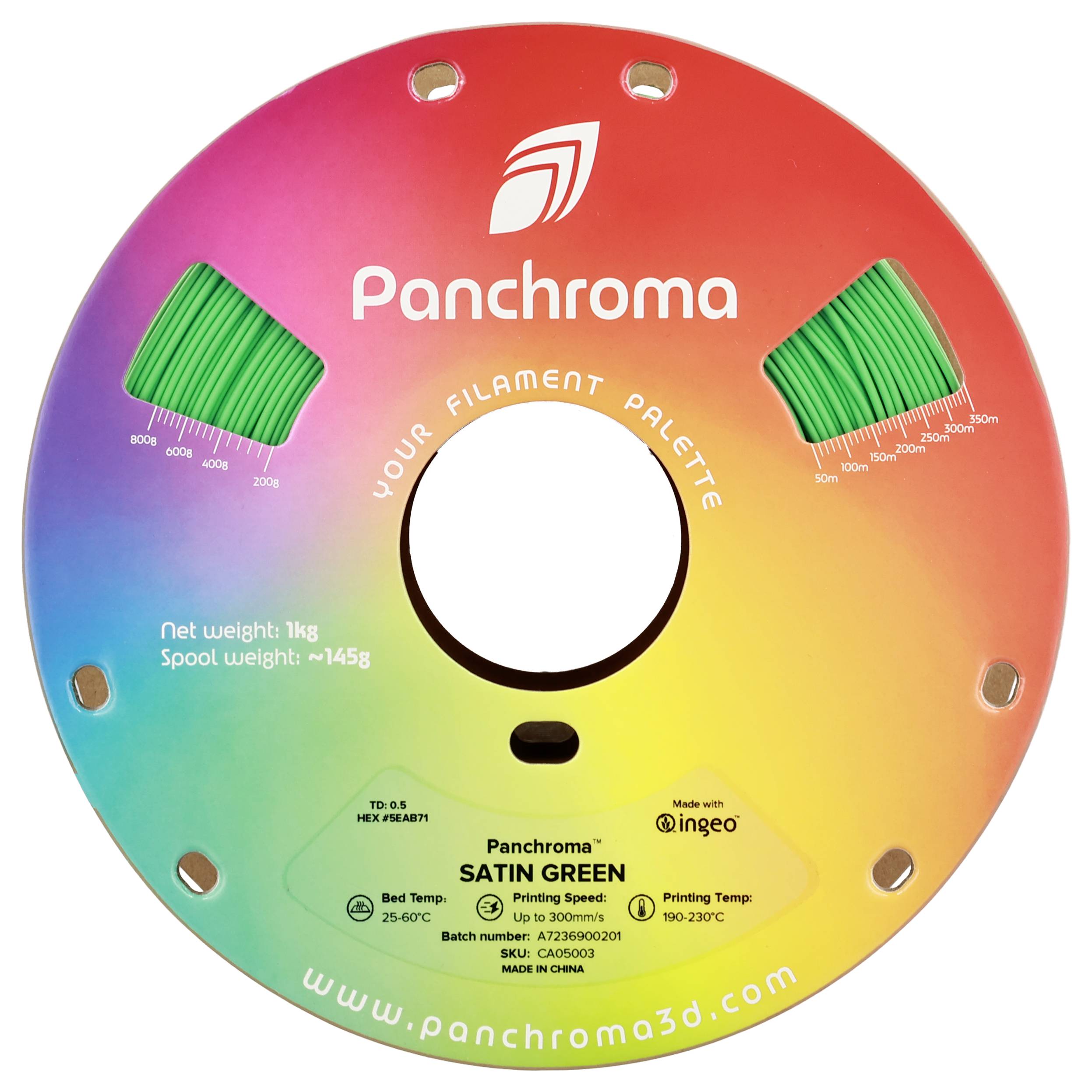 Okrągła plastikowa szpula w kolorach tęczy, opisana jako 'Panchroma', zawiera zielony filament. Podana waga, temperatura i strona internetowa.