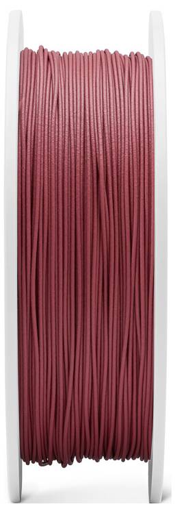 Czerwona szpula filamentu do drukarki 3D na białym tle. Głównie nawinięta cylindrycznie.
