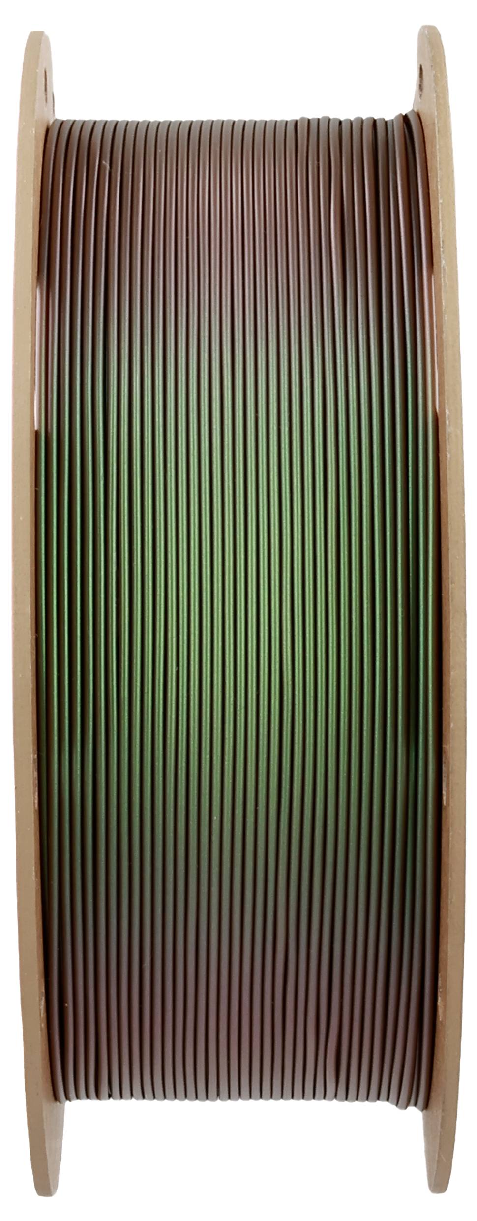 Szpula drewniana z filamentami w kolorze brązowym i zielonym, które mogą być używane do drukarek 3D.