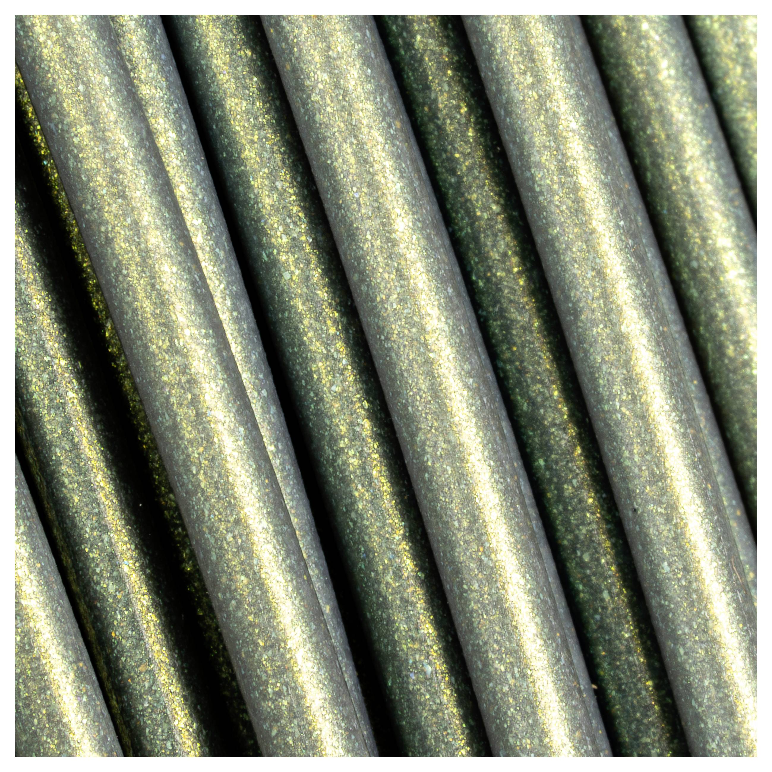 Kilka zielonych, metalicznych rur, które leżą ukośnie obok siebie i są ułożone w równomiernych odstępach.