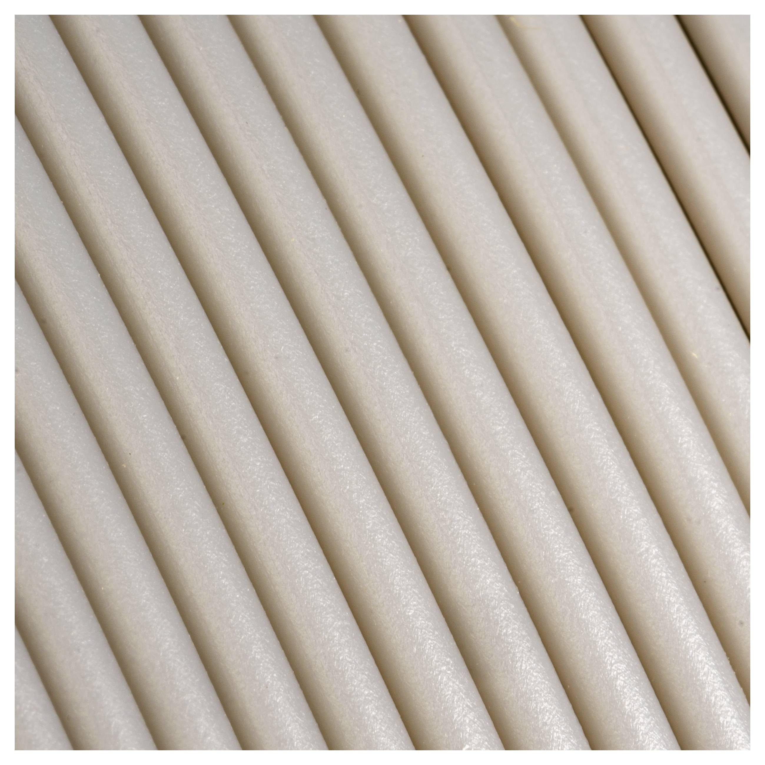 Kilka równoległych, beżowych rur z tworzywa sztucznego leży obok siebie i wypełnia obraz.