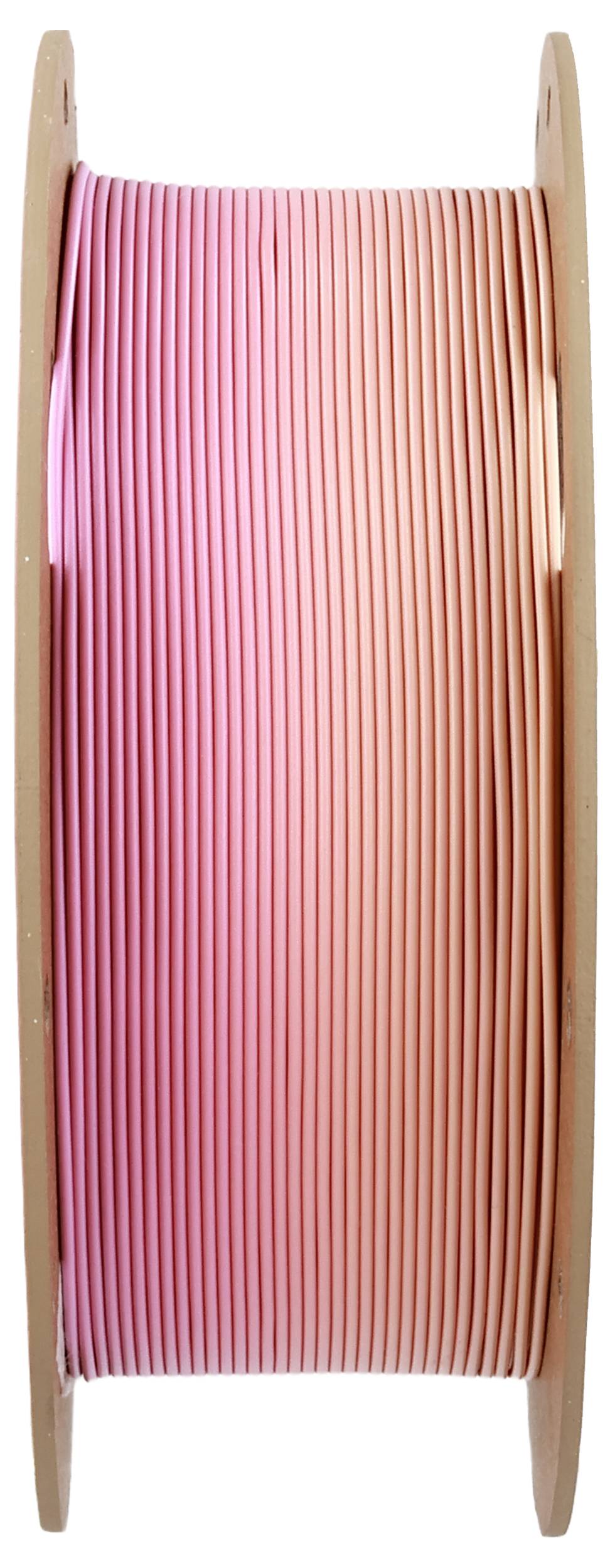 Duża szpula z różowym kablem, zwinięta między dwoma okrągłymi drewnianymi tarczami, widok z boku.
