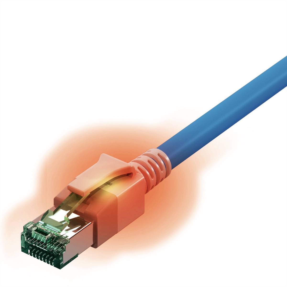 Świecący, pomarańczowy wtyk kabla sieciowego na białym tle, symbolizujący aktywne połączenie internetowe.