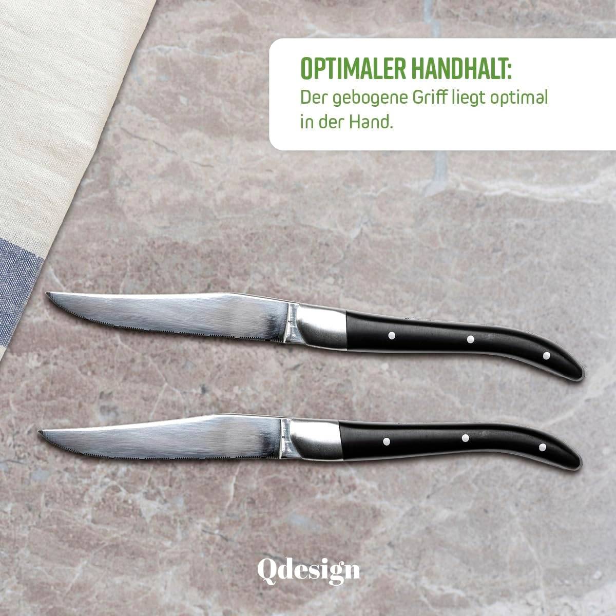 Dwa noże z zakrzywionymi uchwytami leżą na jasnoszarej powierzchni. Tekst u góry: 'Optymalne trzymanie w dłoni: Zakrzywiony uchwyt idealnie leży w ręce.'