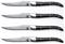 Cztery identyczne noże do steków z ząbkowanymi ostrzami i czarnymi uchwytami sąułożone obok siebie na białym tle.