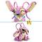 Różowy, antropomorficzny królik z klocków o dużych uszach, który przekształca się ze stanu stojącego w siedzący. Przedstawiona jest również mała żółta figurka motyla.
