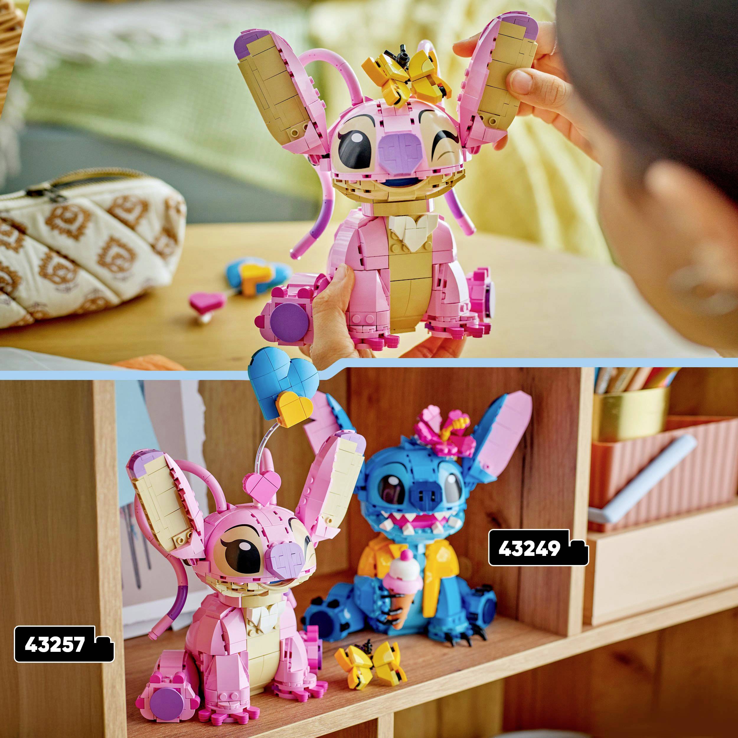 Osoba buduje różowy, przypominający królika model zabawki, podczas gdy niebieski model stoi obok na półce.