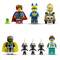 Sześć figurek Lego z różnymi kostiumami i akcesoriami, w tym hełmami i pelerynami, oraz jedna mała zielona figurka.