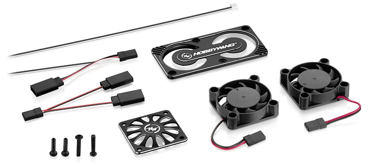 Zestaw elektronicznych komponentów: dwa wentylatory, przewody połączeniowe, śruby, kratki wentylacyjne i prostokątna osłona.