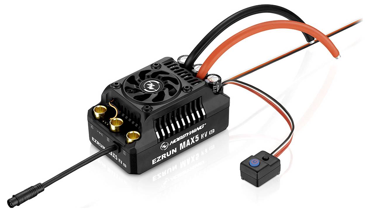 Obraz przedstawia elektroniczny regulator 'Hobbywing EZRUN MAX5'. Posiada on trzy złote złącza i wentylator, z czarnymi i czerwonymi przewodami.