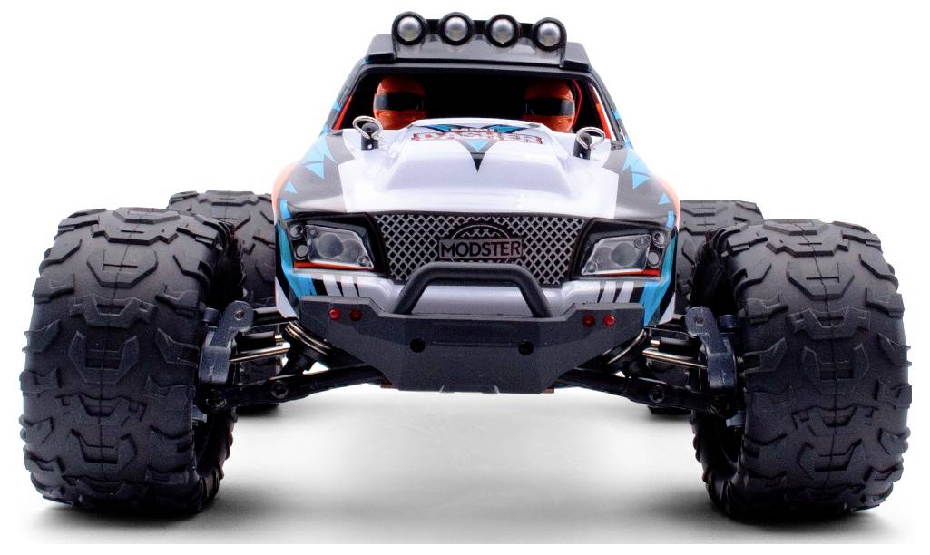Zdalnie sterowane autko monster truck, widok z przodu. Duże opony i efektowny design z niebiesko-pomarańczowymi akcentami.