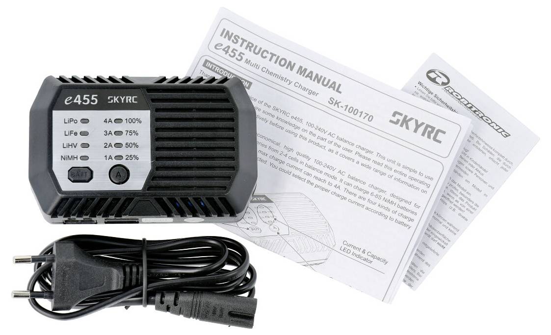 Ładowarka akumulatorów SKYRC z wyświetlaczem stanu naładowania (25%, 50%, 75%, 100%) i wyborem trybu. Znajduje się obok instrukcji i przewodu.