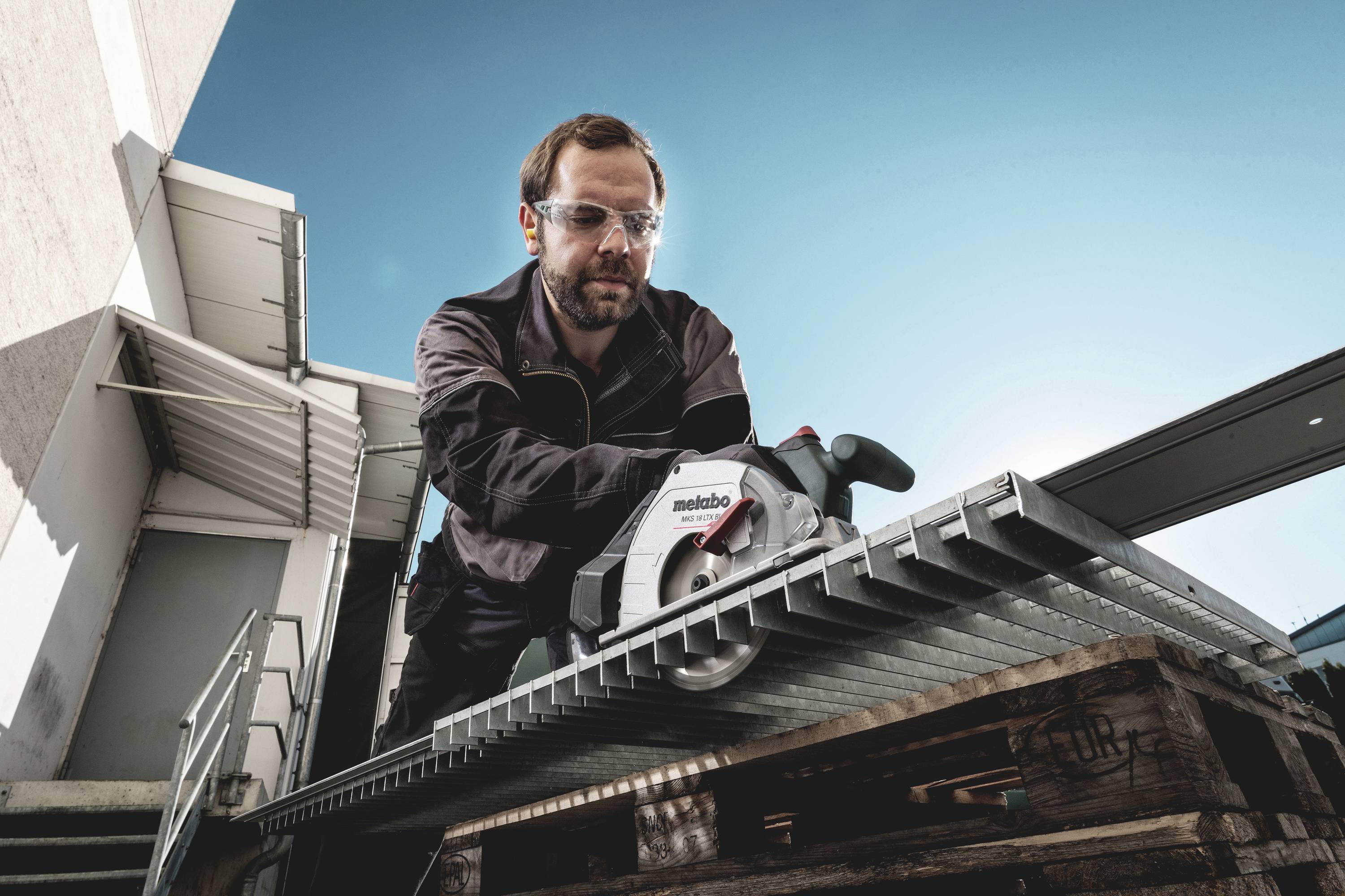 Акумуляторна дискова пилка Metabo MKS 18 LTX BL 58, максимальна глибина різання (90°) 58 мм