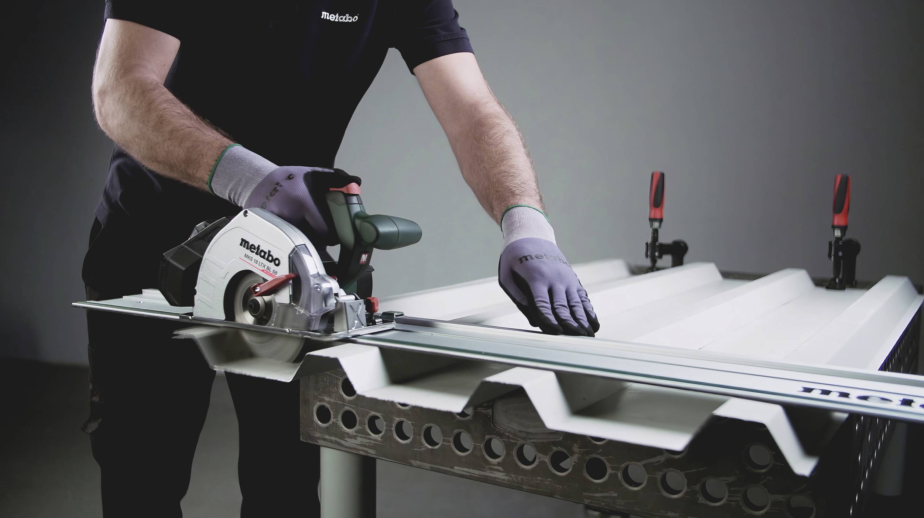 Акумуляторна дискова пилка Metabo MKS 18 LTX BL 58, максимальна глибина різання (90°) 58 мм