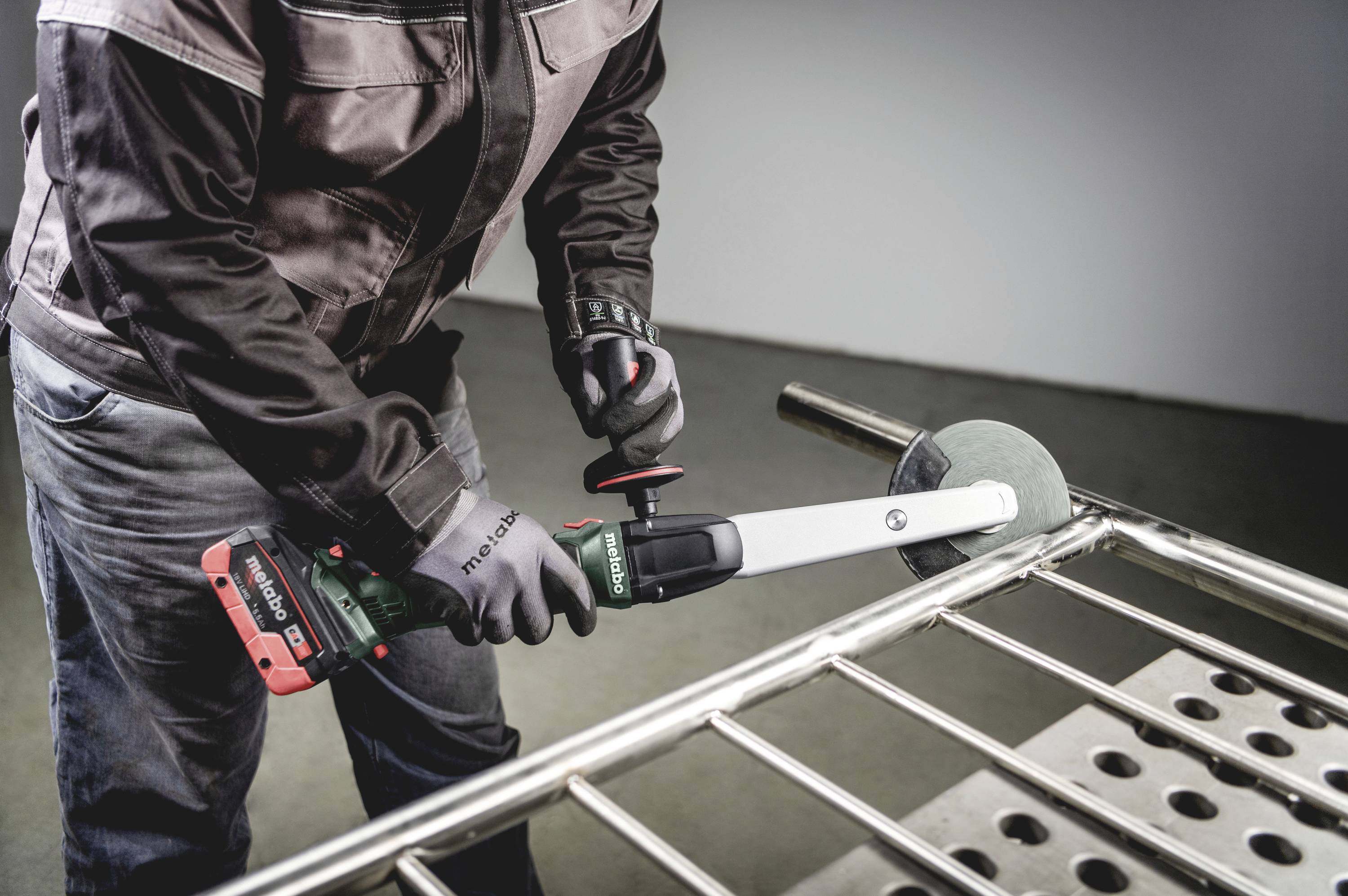 Osoba poleruje metalową poręcz elektronarzędziem szlifierskim. Nacisk kładziony jest na precyzyjne rzemiosło.