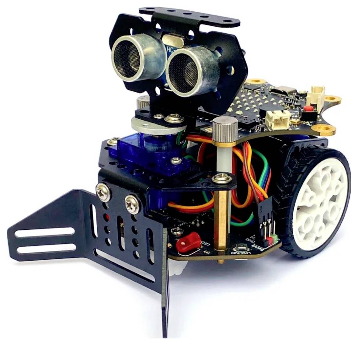 Mały robot z dwoma kołami, wieloma czujnikami i kolorowymi kablami, stojący na gładkiej powierzchni.