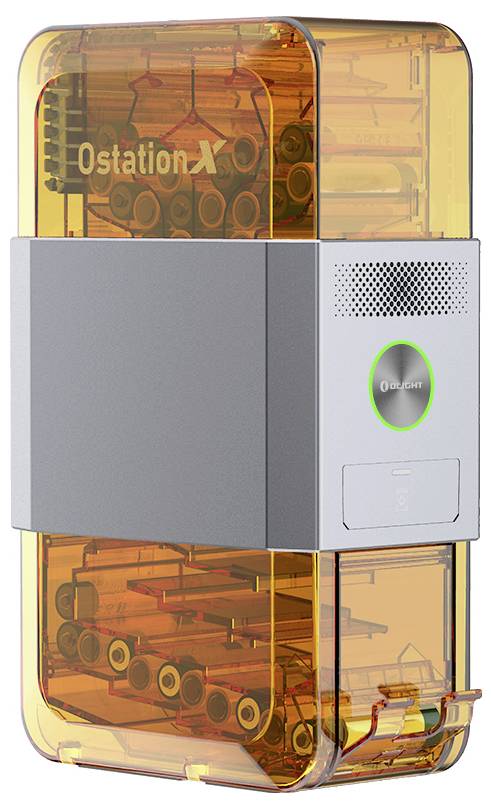 Pomarańczowo-przezroczyste urządzenie elektroniczne z szarą komorą, z napisem 'Ostation' widocznym z przodu na górze.