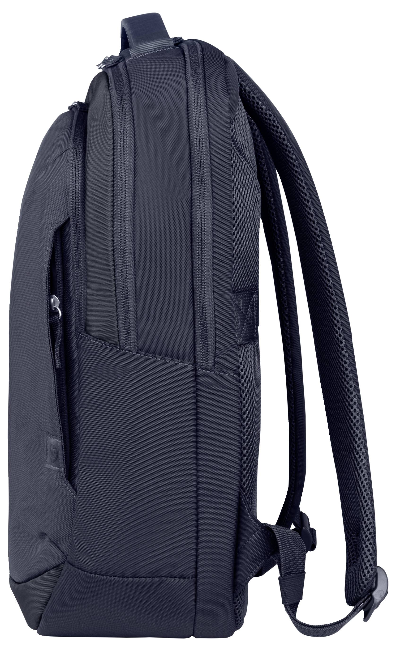 Czarny plecak widziany z boku. Prosty design, z wyściełanymi i regulowanymi paskami na ramiona. Specjalnie przystosowany do codziennego użytku.