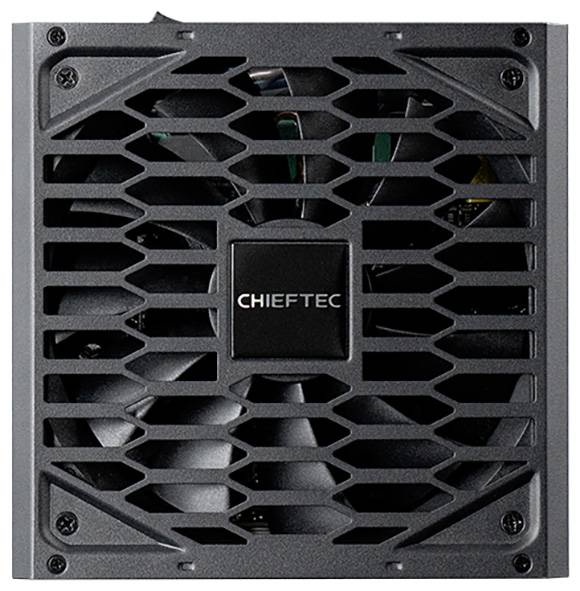 Zasilacz Chieftec z czarną metalową kratką, przez którą widać łopatki wentylatora.