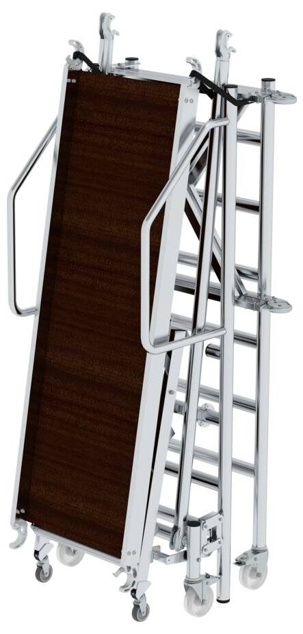 Składany wózek inwalidzki transportowy wykonany z aluminium z czterema małymi kółkami. Siedzenie wykonane jest z ciemnobrązowego materiału.