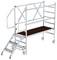 Rusztowanie jezdne z metalu z schodami i zabezpieczającą balustradą, zamontowane na czterech kółkach. Odpowiednie do prac na wysokości.