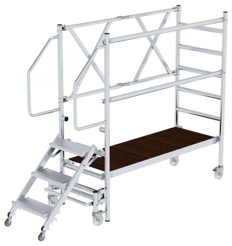 Ruchome rusztowanie z platformą i stopniami schodowymi, wykonane z metalu, zamontowane na kółkach. Przeznaczone do prac na wysokości, wyposażone w barierki ochronne dla zapewnienia bezpieczeństwa.