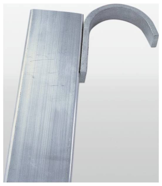 Hak metalowy zamocowany na prostokątnym pręcie metalowym; typowy design stosowany w zastosowaniach przemysłowych lub jako element budowlany.