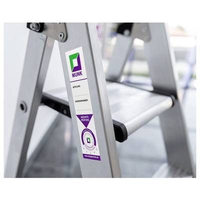 Drabina aluminiowa z etykietą firmowego logo 'Munk', z naklejką kontrolną dotyczącą następnej inspekcji.