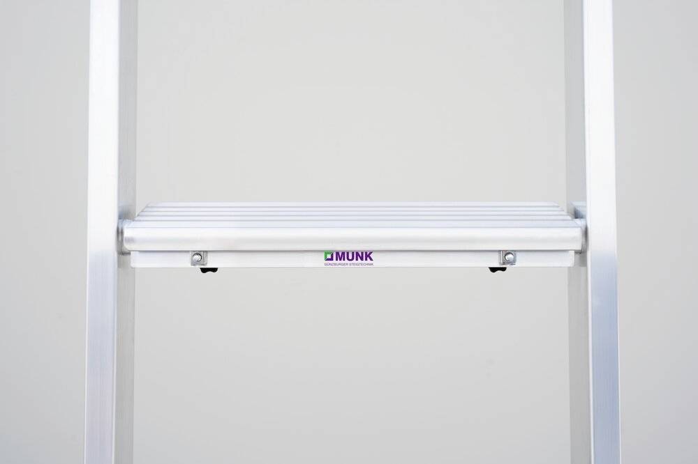 Drabina aluminiowa z jednym szczeblem i logo 'MUNK' pośrodku. Neutralne tło, nacisk na stabilność i design drabiny.