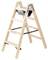 Drabina drewniana z czterema szczeblami, stabilnymi podporami i czarnym uchwytem na narzędzia u góry. Zaprojektowana z myślą o stabilności i łatwym transporcie.