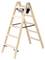 Drabina drewniana z czterema stopniami. Czarny uchwyt na wiadro jest przymocowany do najwyższego stopnia. Odpowiednia do lekkich prac budowlanych.