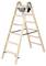 Drabina aluminiowa w kształcie litery A z sześcioma stopniami, solidnej konstrukcji, przeznaczona do użytku wewnętrznego, wyposażona w czarny pas zwiększający stabilność.