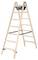 Drewniana drabina składana w kształcie litery A z wieloma stopniami i schowkiem na narzędzia u góry, odpowiednia do prac na wysokości.
