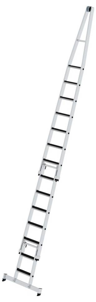 Wysunięta aluminiowa drabina z wieloma szczeblami na białym tle.