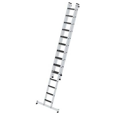 Srebrna aluminiowa drabina z wysuniętymi szczeblami, stojąca pionowo. Posiada czarne podpory zapewniające stabilność.
