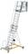Drabina przesuwna aluminiowa z kółkami i poręczami, rozłożona. Zapewnia bezpieczny dostęp do wyżej położonych powierzchni roboczych.