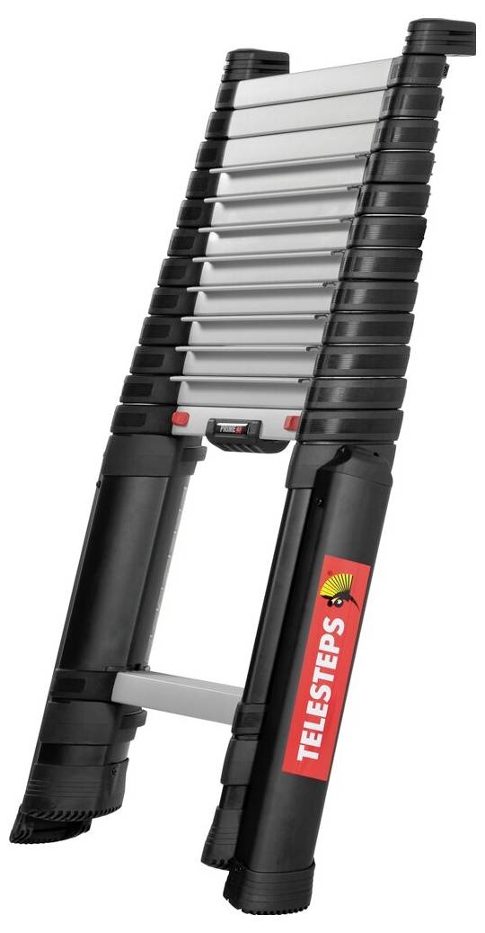 Teleskopowa drabina w kolorach czarnym i srebrnym z logo 'TELESTEPS', rozłożona w otoczeniu sugerującym wykonywanie prac lub napraw.
