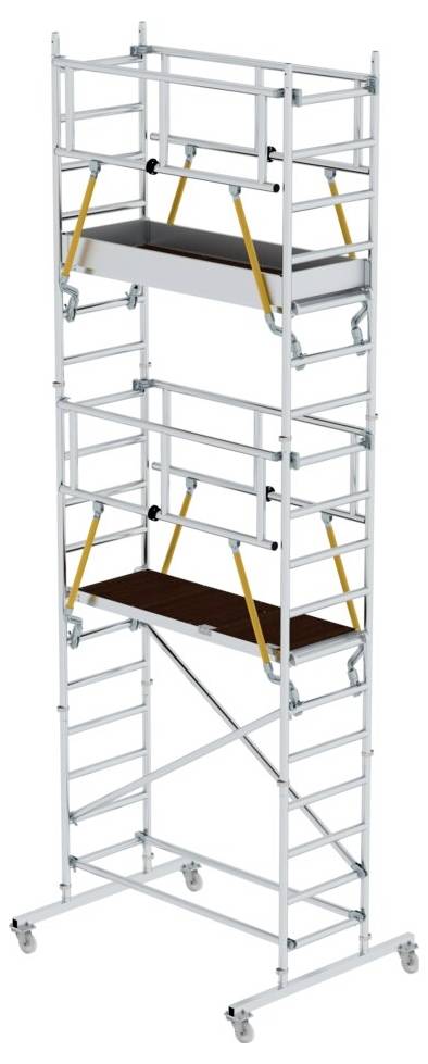 Wielopoziomowy srebrny rusztowanie aluminiowe na kółkach, z dwoma platformami, żółtymi zastrzałami i drabinami po bokach. Odpowiednie do prac budowlanych i remontowych na wysokości.