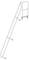 Biała, skośna drabinka basenowa z dwoma uchwytami i kilkoma stopniami, którą można zamontować przy krawędzi basenu.