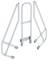Trzy srebrne metalowe elementy rusztowania, przeznaczone do celów medycznych lub rehabilitacyjnych, stojące osobno na białym tle.